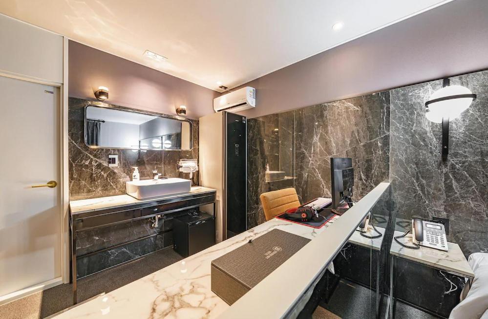 Brown-Dot Hotel Geomdan Incheon Bagian luar foto